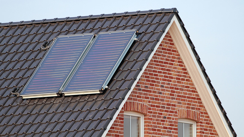 Großflächige Solarmodule am Dach eines Hauses